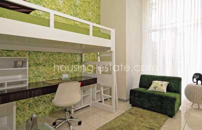 Warna muda memang paling aman untuk memberikan kesan luas. Jangan menggunakan tabrakan warna terlalu banyak dan gunakan hanya satu warna aksen di setiap ruangan