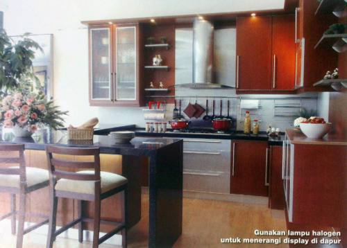 Gunakan lampu halogen untuk menerangi dislay di dapur