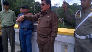 gubernur-melihat-pembangunan-jembatan