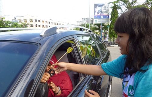 Kegiatan membagikan bibit dalam rangka peringatan Hari Bumi (Ilustrasi)