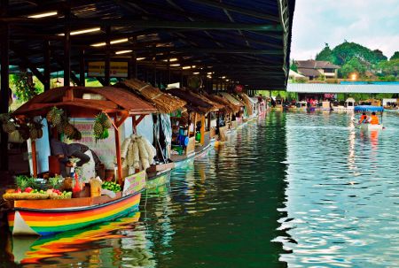 Perahu tempat berjualan di pinggir dermaga