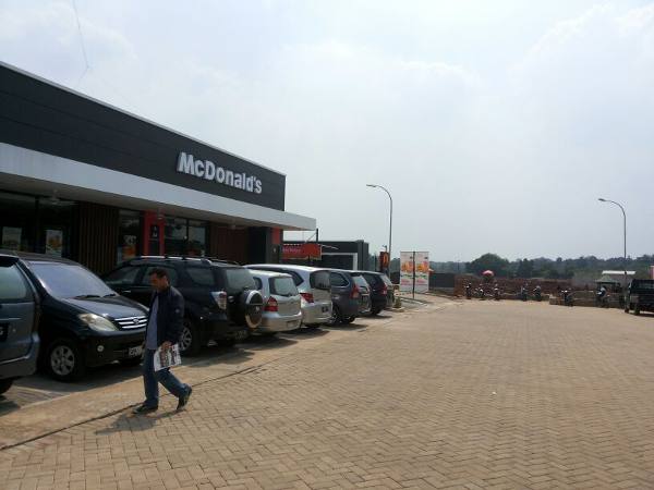 Outlet makanan cepat saji di Serpong Jaya