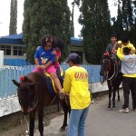 Anak-anak naik kuda keliling danau