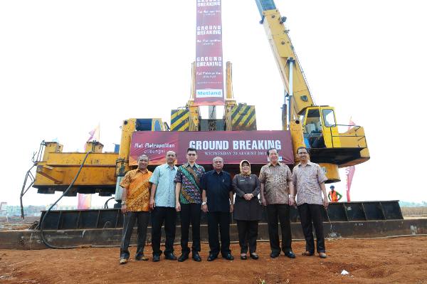 Presdir PT Metropolitan Land Tbk Nandya Widya dan Wakil Bupati Bogor Nurhayanti serta jajaran direksi Metland di lokasi proyek