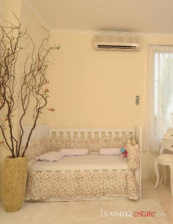 Aplikasikan ranjang dengan bukaan/pintu untuk bayi. Tempat tidur model ini bisa awet dipakai hingga anak duduk di sekolah dasar.