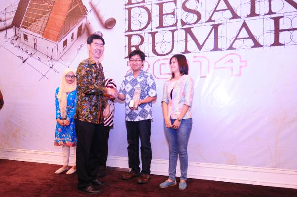 Penyerahan trofi dan hadiah kepada pemenang Lomba Desain Rumah 2014 Kategori Arsitek Profesional