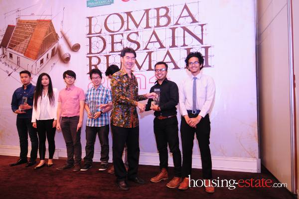 Penyerahan Penghargaan Kepada Pemenang Lomba Desain Kategori Mahasiswa