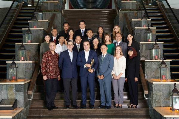 CEO Melia Hotel International Gabriel Escarrer dan Tim Gran Melia Jakarta menerima gelar TTG Travel Awards 2014