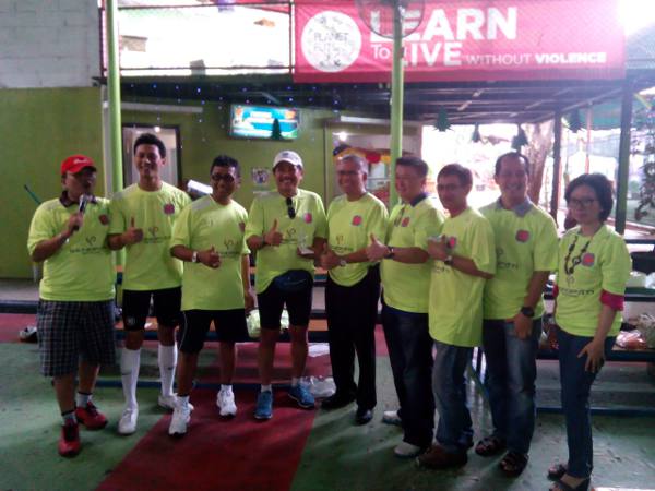 Para pengembang yang tergabung dalam DPD Real Estat Indonesia (REI) bertanding futsal dengan wartawan yang tergabung dalam Forum Wartawan Perumahan Rakyat (Forwapera) di Jakarta, Minggu (7/12).