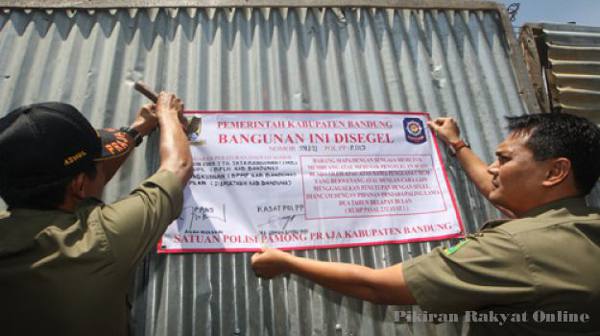 Penyegelan perumahan Linggahara 2 oleh Satpol PP
