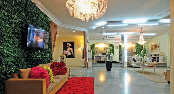 Ruang utama di lantai bawah dimanfaatkan untuk salon yang dihias dengan sentuhan klasik dan natural