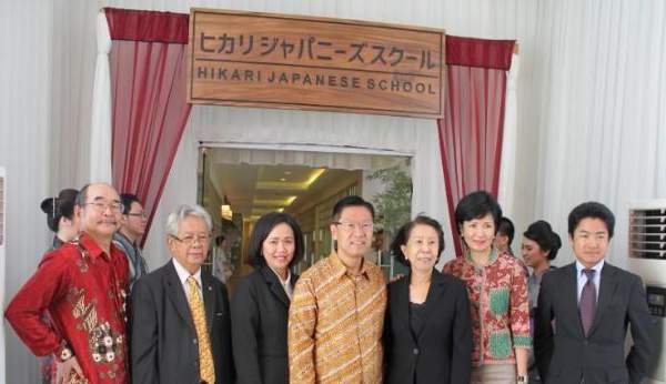 Pendiri Yayasan Pendidikan Pelita Harapan (YPPH) James T Riady ikut meresmikan dimulainya tahun ajaran baru Hikari Japanese School di kawasan Orange County Lippo Cikarang, Selasa, 5 Mei 2015.