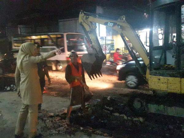 Walikota Tangerang Selatan Airin Rachmi Diany saat meninjau langsung perbaikan jalan