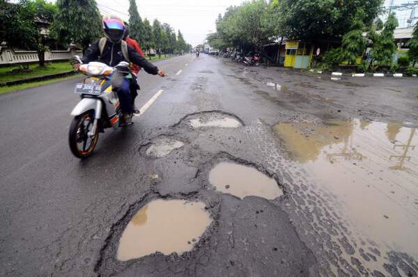 jalan rusak jakarta barat Kondisi jalan rusak di kawasan Jakarta Barat