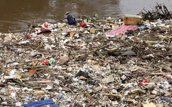 Ilustrasi : Tumpukan sampah plastik di kali Ciliwung
