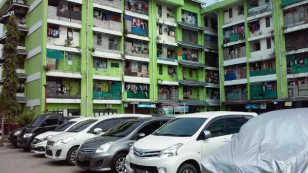 Mobil-mobil mewah yang terparkir di rusun