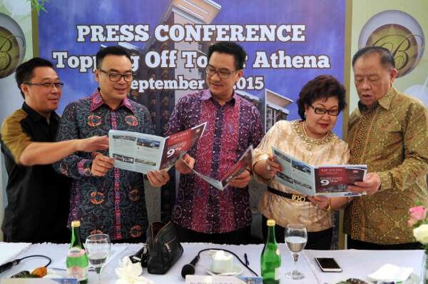Presiden Direktur Gapura Prima Group (GPG) Rudy Margono (tengah) bersama Komisaris Utama GPG Gunarso Margono (kanan) dan ibu, serta Komisaris PT Mitra Abadi Sukses Sejahtera Arvin F. Iskandar (kedua kiri) dan Direktur Operasional Belmont Residence berbincang usai Jumpa Pers mengenai Topping Off Tower Athena Belmont Residence di Jakarta