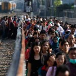 pekerja jakarta kereta api pengguna commuter line transportasi