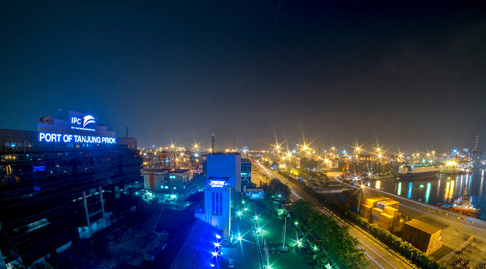 Pelabuhan Tanjung Priok di malam hari