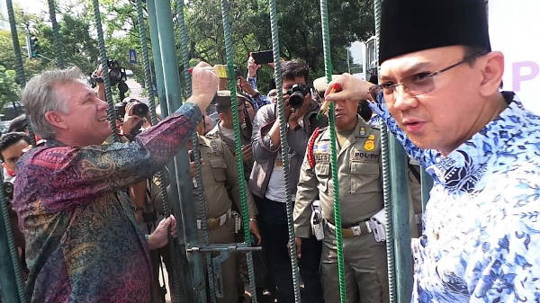 Gubernur DKI Jakata, Basuk Tjahaja Purnama (Ahok) bersama Presiden Direktur PT. Jotun Indonesia, Eric Mallace mengecat pagar Monas, Jakarta Pusat, Selasa, 10/11/2015