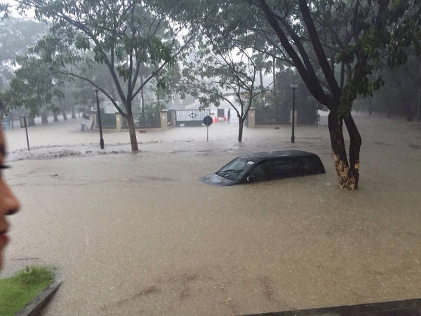 Banjir di perumahan mewah suarbaya barat