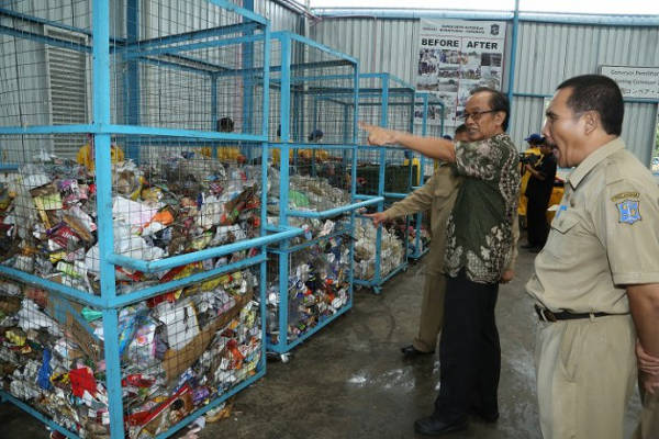 pengelola sampah di surabaya