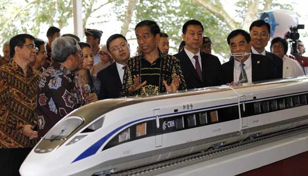 jokowi-launching-proyek-kereta-cepat Presiden Jokowi launching proyek kereta cepat | Foto : Poskota
