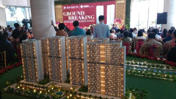 Sejumlah konsumen Daan Mogot City menghadiri peluncuran menara apartemen ke-4 Dove sekaligus seremoni pemancangan tiang pertama tiga menara sebelumnya Bluefinch, Albatros dan Cannary di Jalan Daan Mogot, Jakarta Barat, Sabtu (12/8/2017)