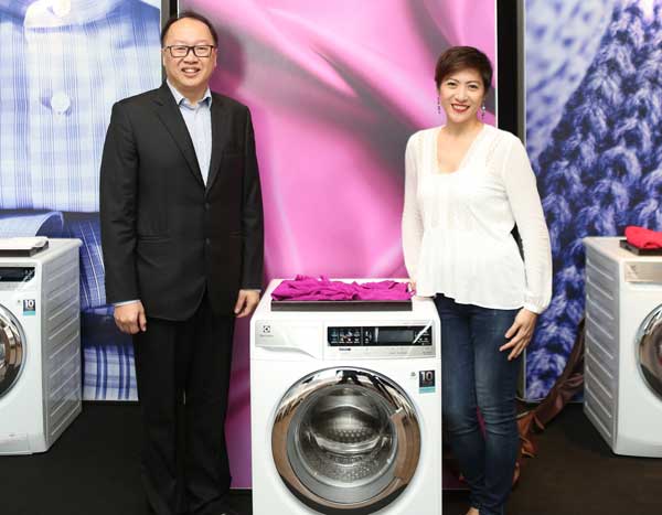 Iffan Suryanto, Presiden Direktur PT Electrolux Indonesia didampingi Group Product Marketing Manager Arlisa Ardhiani saat peluncuran mesin cuci Electrolux UltimateCare Washer
