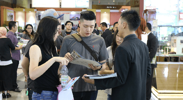 pasangan-muda-mencari-rumah-di-inapex-indonesia-proerti-expo Pasangan Muda mencari rumah di pameran properti