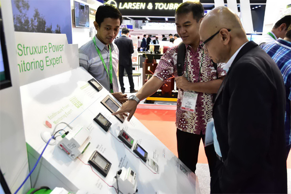ecostruxure-power Suasana Innovation Hub di booth Schneider Electric Indonesia dalam pameran Electric, Power & Renewable Energy Indonesia 2017 di JiExpo, Kemayoran, Jakarta Pusat.