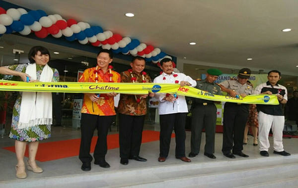 Pengguntingan signing line oleh jajaran direksi Kawan Lama Retail dan pejabat setempat yang menandai beroperasinya gerai Living Plaza Ciputat, Tangerang Selatan (Banten), Jumat (29/9). Foto: Dok. Kicaunews.com