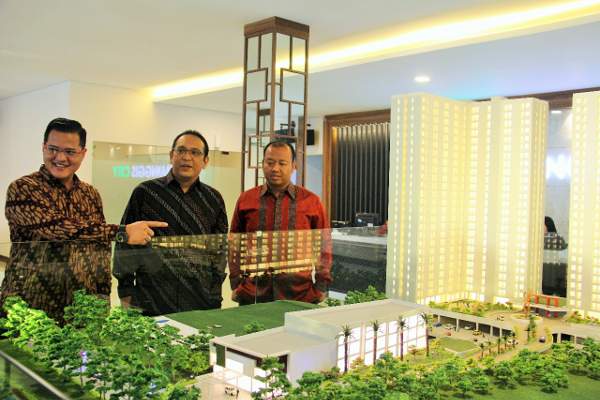 Ki-ka: Indra TA (Sales Manager PT Permata Sakti Mandiri, pengembang Cimanggis City), Sanggam Sitorus (Project Director PT Permata Sakti Mandiri) dan Agus Susilo (Presiden Direktur PT Permata Sakti Mandiri) tengah berbincang mengenai konsep apartemen Cimanggis City, Depok, Jawa Barat. Foto: Dok. Cimanggis City.