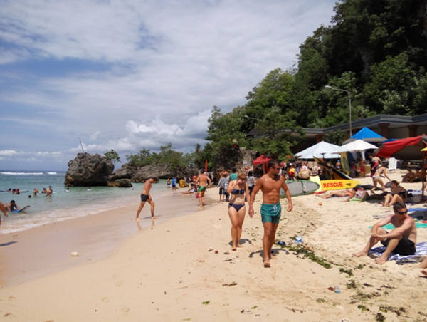 BERJEMUR. Salah satu kegiatan favorit wisatawan asing kala berlibur ke Bali adalah menikmati keindahan sekaligus cuaca terik pantai di Pulau Dewata. Foto: Mita Pasandaran, dok.
