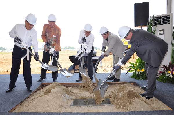 Suasana penanaman time capsule pabrik sanitari Roca di Griya Idola Industrial Park, Cikupa, Tangerang-Banten