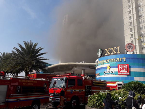 cinere-bellevue-mall-kebakaran Mal Cinere Bellevue, Jl Raya Cinere, Depok (Jawa Barat), yang terbakar. Foto: Dok Dede.