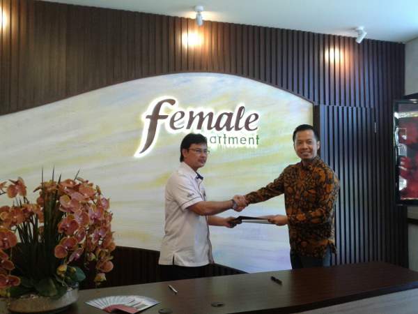 Penandatanganan kerja sama pembiayaan pemilikan apartemen (KPA) antara I Wayan Ekadiana (kanan), Managing Director Graha Loka Pangestu, pengembang apartemen Female, Jl Margonda Raya, Kota Depok (Jawa Barat), dan Meda Entiadi, Branch Manager Business Bank BTN Depok di Depok, Rabu (25/10/2017). (Foto: Diyah/HousingEstate)