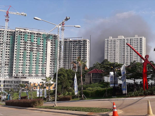 kebakaran-cinere-bellevue-mall Kebakaran Cinere Bellevue Suites dan Mall terlihat dari kejauhan. Foto: Dede/HousingEstate