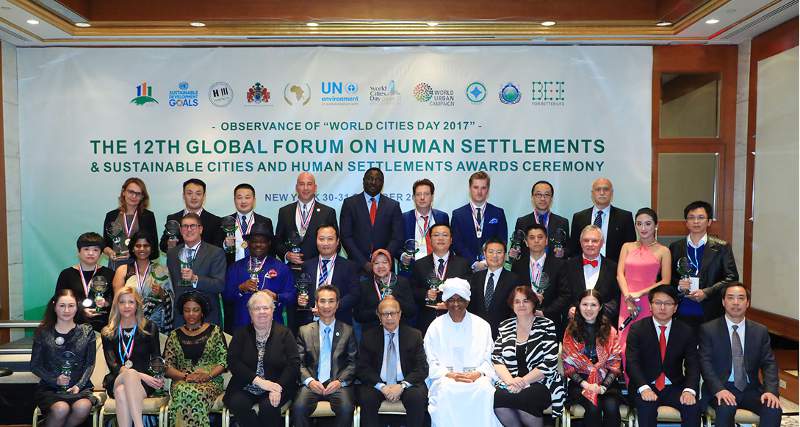 global green city surabaya Para pemenang “2017 Sustainable Cities and Human Settlements Awards”. Tampak di barisan kedua di tengah berjilbab Walikota Surabaya Tri Rismaharini (Foto: GFHS)