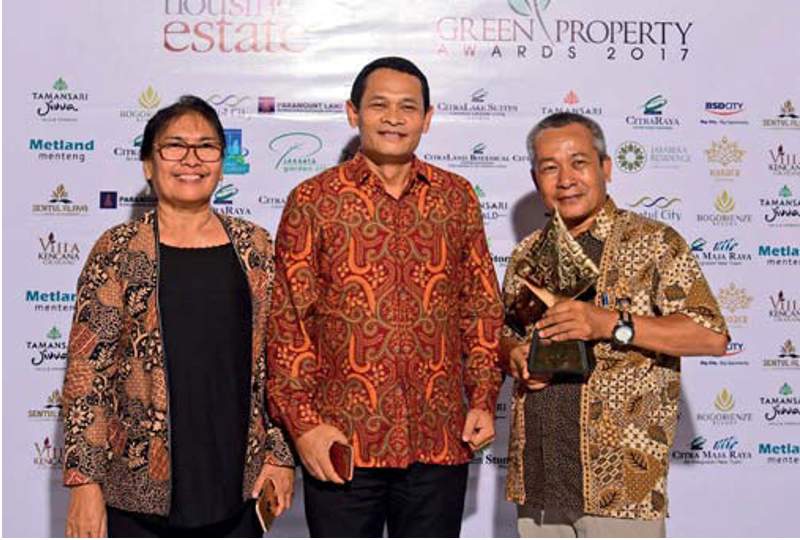PT Sentul City Tbk menerima HousingEstate Green Property Awards 2017 kategori Green Design Commercial-Shopping Center untuk proyek AEON Mall @Sentul City, Bogor, Jawa Barat. Penghargaan diterima Jufri Aman Saragih, General Manager Sales PT Sentul City, Tbk (tengah).
