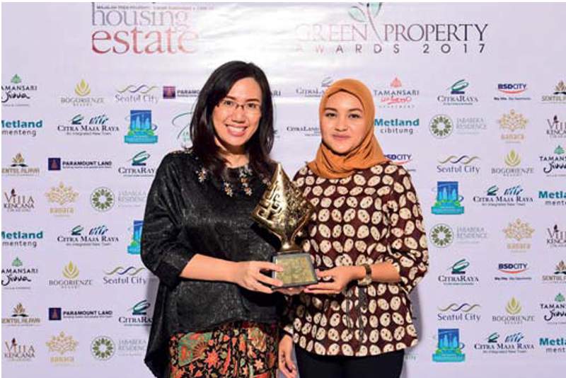 PT Bumi Serpong Damai Tbk menerima penghargaan HousingEstate Green Property Awards 2017 kategori Green Transportation untuk TOD Concept Commercial-Mixed Use di proyek Kawasan Intermoda BSD City, Serpong, Tangerang Selatan (Banten). Penghargaan diterima Corporate Communication Sinar Mas Land Yunila Wijaya (kiri) dan rekan.