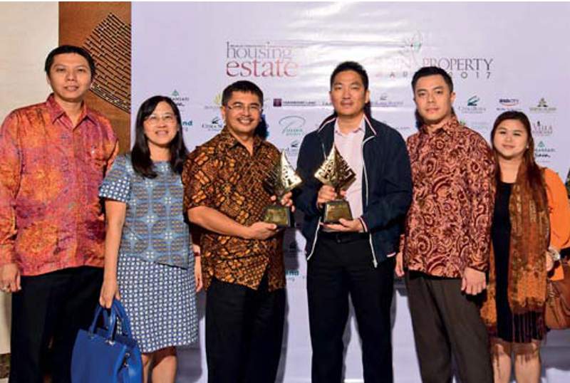 Klaster Eco Residence di perumahan CitraRaya, Cikupa, Tangerang (Banten), yang dikembangkan PT Ciputra Residence, menerima HousingEstate Green Property Awards 2017 kategori Green Energy & Green Water Management Residensial-Township Scale Housing Estate. Penghargaan diterima Yance Onggo, General Manager PT Ciputra Residence (nomor empat dari kanan) dan tim.