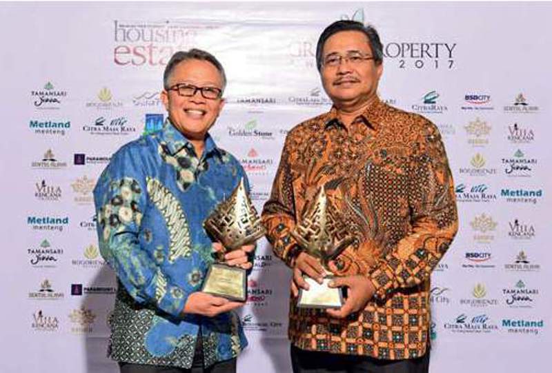 Tamansari Jivva Resort & Condotel, Klungkung, Bali, yang dikembangkan PT Wika Realty menerima HousingEstate Green Property Awards 2017 kategori Green Building Commercial-Resort. Penghargaan diterima Yunius, Direktur Pemasaran & Komersial PT Wika Realty (kiri) dan Adang Hamdani, Direktur Keuangan & Personalia PT Wika Realty.