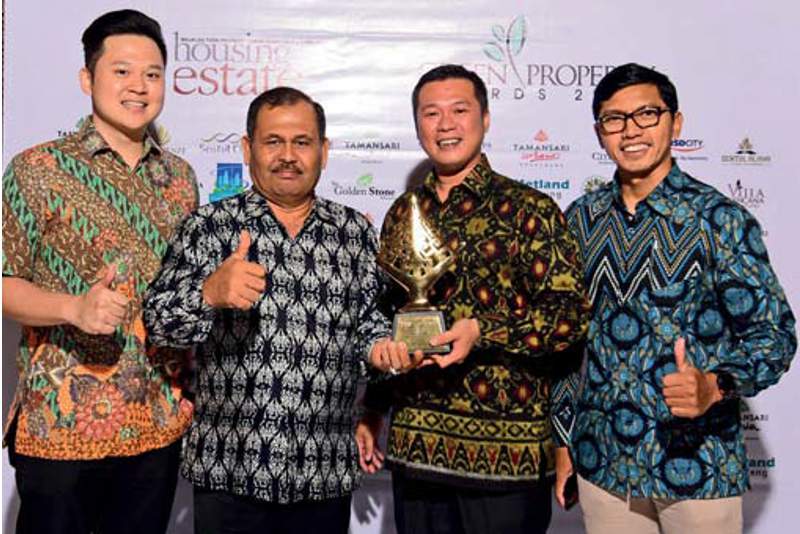 PT Serpong Bangun Cipta (SBC) melalui proyeknya Banara Serpong, Tangerang Selatan, Banten, menerima HousingEstate Green Property Awards 2017 kategori Green Design Residensial-Small Scale Housing Estate. Penghargaan diterima Direktur SBC Andreas Audyanto (nomor dua dari kanan).