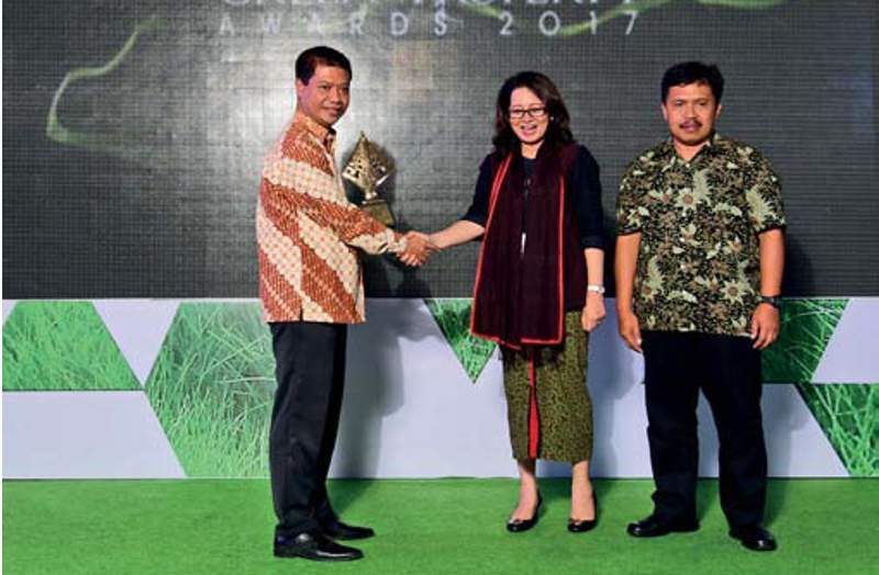 Sentul Alaya, Sentul, Bogor, Jawa Barat, menerima HousingEstate Green Property Awards 2017 kategori Green Design Residensial-Medium Scale Housing Estate. Penghargaan diterima Yayat R Dahlan, Sales and Marketing Manager PT Karya Bintang Gemilang (paling kiri).