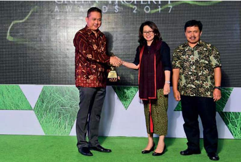 PT Metropolitan Land Tbk menerima HousingEstate Green Property Awards 2017 kategori Green Design Residential Residensial-Big Scale Housing Estate untuk klaster Goldenrod di perumahan Metland Menteng, Cakung, Jakarta Timur. Penghargaan diterima Edwin Hari Wardana, General Manager PT Metropolitan Land Tbk (paling kiri).