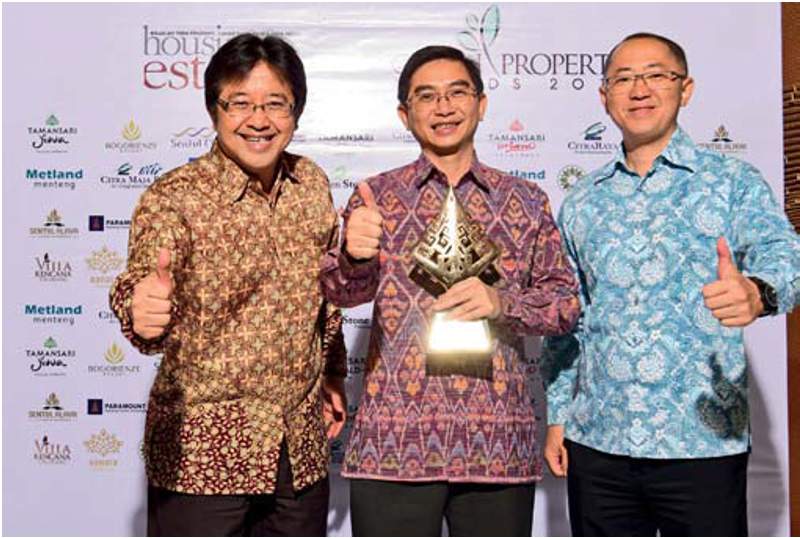 Kota Baru Parahyangan, Bandung, Jawa Barat, menerima penghargaan HousingEstate Green Property Awards 2017 kategori Green Community Residensial-Township Scale Housing Estate. Penghargaan diterima Ryan Brasali, Direktur PT Belaputera Intiland (tengah).