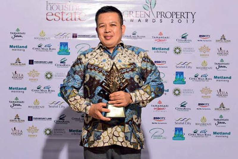Jakarta Garden City, Cakung, Jakarta Timur, menerima HousingEstate Green Property Awards 2017 kategori Green Open Space Residensial-Township Scale Housing Estate. Penghargaan diterima Hyronimus Yohanes, General Manager & Sales Marketing PT Mitra Sindo Sukses.