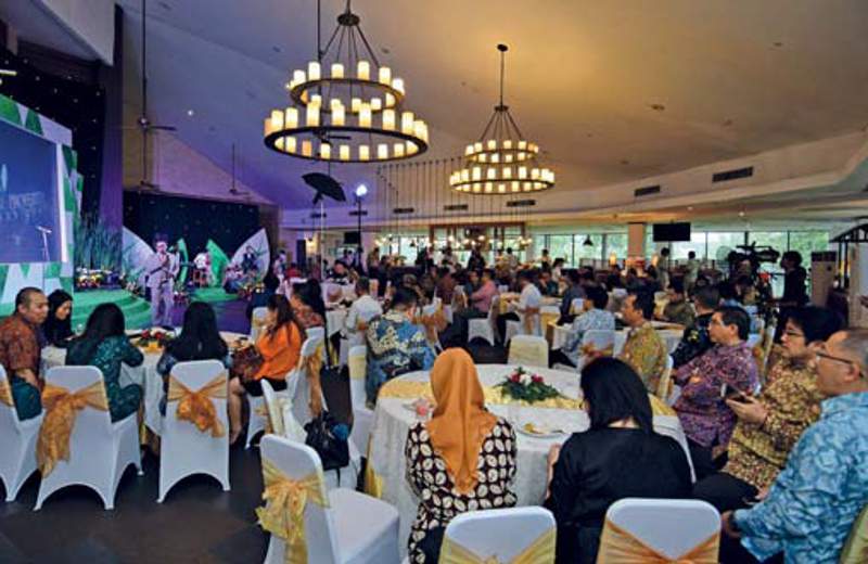 Lebih dari 100 tamu undangan hadir dalam ajang HousingEstate Green Property Award 2017 yang digelar di The Maj Senayan, Senayan National Golf Club, Jakarta, Rabu(27/9). Penghargaan ke-9 yang digelar majalah HousingEstate dan www.housingestate.com ini ditujukan untuk proyek-proyek yang dinilai telah berupaya menerapkan konsep green dalam pengembangannya kendati masih parsial.