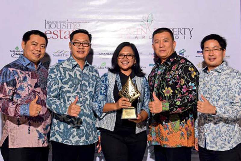 Golden Stone, Legok, Tangerang, Banten, menerima HousingEstate Green Property Awards 2017 kategori Green Water Management Residensial-Small Scale Housing Estate. Penghargaan diterima Gregorius GunHo, Direktur Utama GNA Marco KSO (nomor dua dari kiri) dan tim.